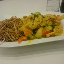 mai-mai - Bratnudeln mit Huhn in Thai-Curry