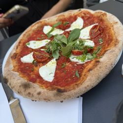 Pizzeria Leon D'oro - Mozzarella tomato pizza