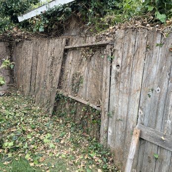 Superior Fence - Wood fence with wood rot and leaning - Fences & Gates Near Me - Anaheim, California Superior Fence - Wood fence with wood rot and leaning - Fences & Gates Near Me - Anaheim, California