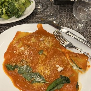La Famiglia - Ravioli ricotta e spinaci al pomodoro - Italian Near Me - Rome, RM