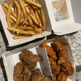 Buffalo Wild Wings - American Near Me - Greenville, South Carolina