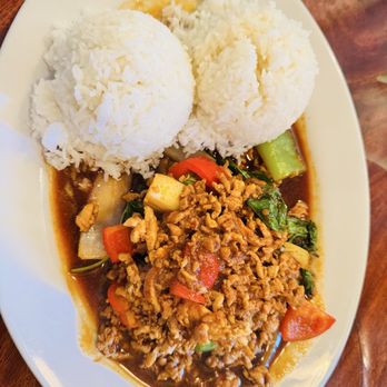 Bangkok Garden - Chicken basil entree - Thai Near Me - Sacramento, California Bangkok Garden - Chicken basil entree - Thai Near Me - Sacramento, California