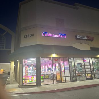 La Real Michoacana - the outside of the store - Ice Cream & Frozen Yogurt Near Me - Whittier, California