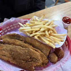 Fat Edd's Roadhouse - Fried Fish Basket - 3 Pieces and French Fries
