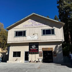 Cedar Glen Thrift & Collectables - The entrance to the coolest thrift store in the Lake Arrowhead area!