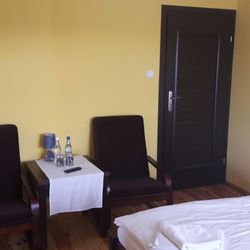 Tawerna Cicha Przystań - Poltroncine con acqua naturale e frizzante offerta