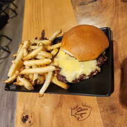 The Wilds Taphouse & BBQ - Smash burger
