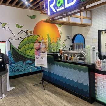 R&B Tea - Nitro - Pick up counter, order kiosks at left. - Bubble Tea Near Me - Milpitas, California