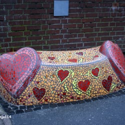 Dorfbrunnen Grasdorf - In der unmittelbaren Nähe des "Dorfbrunnen" eine tolle Bank in einer Grundstücksteinfahrt - ein Hingucker !