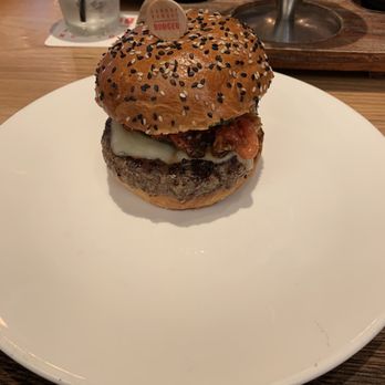 Gordon Ramsay Burger - Hell's Kitchen Burger* - Salad Near Me - Chicago, Illinois