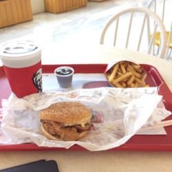 KFC - Uma bosta batata fria e mucha frango encharcado  de óleo pão frio tudo péssimo