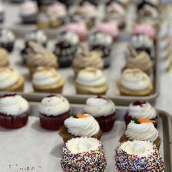 Joelle's Bakery & Cafe - Amazing cupcakes!