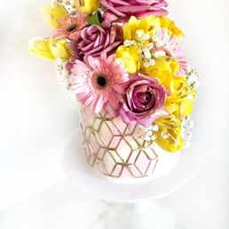 Our beautiful cake... purely from the artist's design. Our beautiful cake... purely from the artist's design.