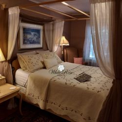 White Rose Manor - The queen canopy bed in the Grandstaff Room sets the mood for a romantic stay. Bathrobes available. Overlooks the back gardens.
