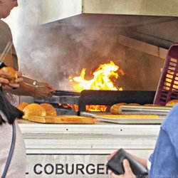 Bratwurstbude - Hier wird auf Kiefernzapfen gegrillt (10/2016)