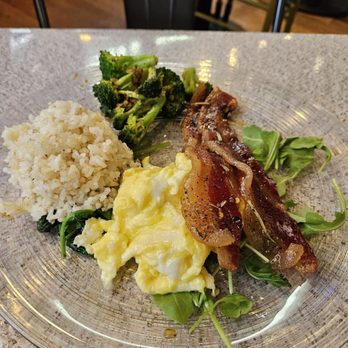 Prime Roast Cafe - Breakfast bento: eggs, candy bacon, garlic rice and veggies - Cafes Near Me - Honolulu, Hawaii