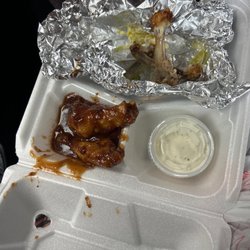 A & D Buffalo's - Burger and 4 Pieces Wings for 16 dollars and no fries #ripoff