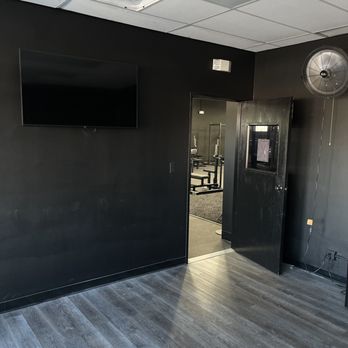 Omni Strength - The left side of the reception area and the entrance to our gym! - Gyms Near Me - Fullerton, California Omni Strength - The left side of the reception area and the entrance to our gym! - Gyms Near Me - Fullerton, California