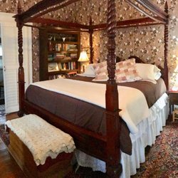 25 East Main Bed and Breakfast - Here's the Pendleton Room, upstairs. Go to https://www.airbnb.com/rooms/23199699?location=Fincastle%2C%20VA%2C%20United%20States&guests=1&ad