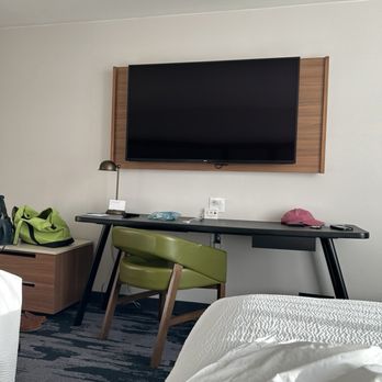 Fairfield by Marriott Inn & Suites Boulder - Large tv, workspace and ill fitting chair - Hotels Near Me - Boulder, Colorado Fairfield by Marriott Inn & Suites Boulder - Large tv, workspace and ill fitting chair - Hotels Near Me - Boulder, Colorado