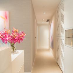 Nude Beautique - Corridor