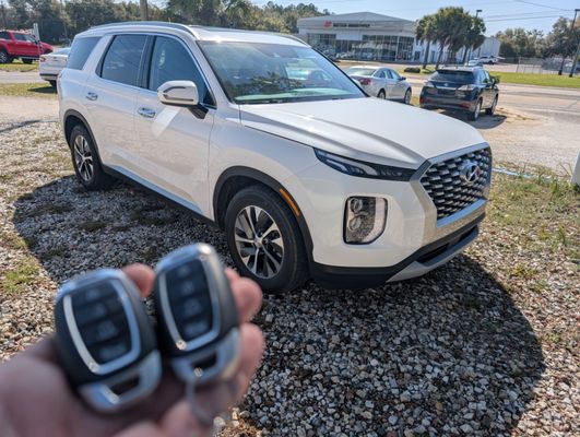 Emergency Services - LOST ALL KEYS

no problem, we've got you covered. We will come to you and originate  a new  key so you go back on the road again!



LOCKOUT SERVICE locked out of your vehicle? No worries!

We will come and open your door in few minutes...