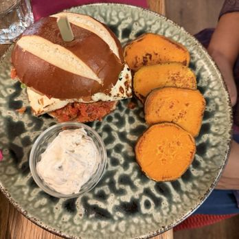 Restaurace Maitrea - Halloumi burger - Vegetarian Near Me - Prague, Puerto Rico