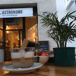 El Astrónomo - Un café con leche a media tarde en la terraza del astronomo se agradece. La calle no tiene casi bullicio y el café está buenísimo!