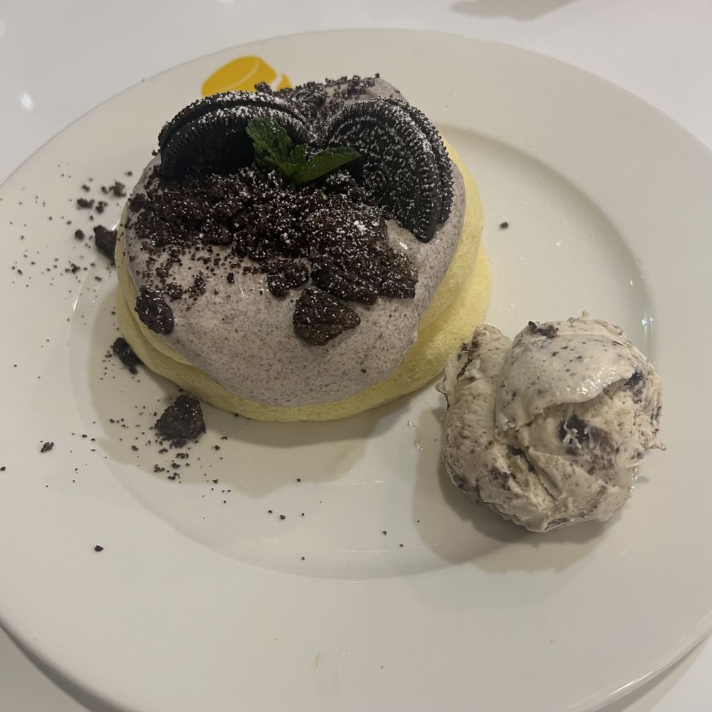 Fluffy Fluffy Dessert Cafe - Cookies and cream specialty pancake - Desserts Near Me - Orlando, Florida