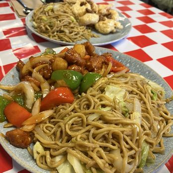 Tiny E Kitchen - Sweat and sour chicken and chow mein - Thai Near Me - Clovis, California Tiny E Kitchen - Sweat and sour chicken and chow mein - Thai Near Me - Clovis, California