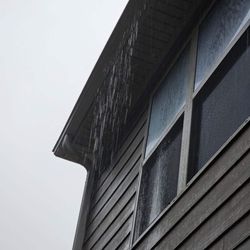 RT Pressure Washing - Gutter overflow