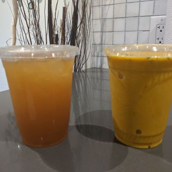 Pomarosa Coffee Shop & Kitchen - Papelon (organic raw sugar cane lemonade) and El Dorado smoothie - Venezuelan Near Me - Toronto, Ontario