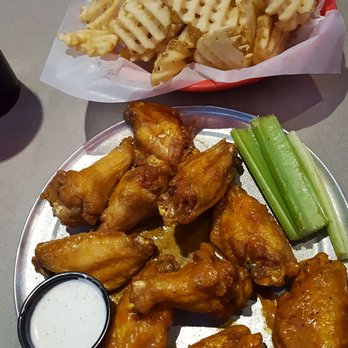 Pluckers Wing Bar - Grapevine - Chicken Wings Near Me - Grapevine, Texas