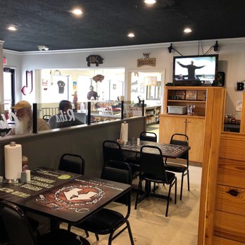 Porky's BBQ - Dining area is nicely appointed. - Barbeque Near Me - Grant, Alabama Porky's BBQ - Dining area is nicely appointed. - Barbeque Near Me - Grant, Alabama