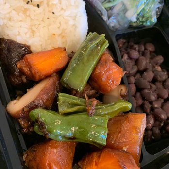 Kommunity Cafe - braised short ribs plate with fresh salad, beans and rice - Caterers Near Me Kommunity Cafe - braised short ribs plate with fresh salad, beans and rice - Caterers Near Me
