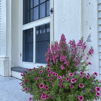 Hamilton House - Flowers by the front door--so charming! - Museums Near Me - South Berwick, Maine
