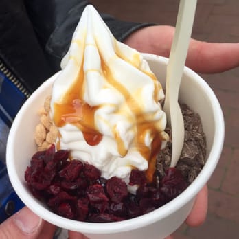 Yomaro - Frozen Joghurt mit Karamellsoße, Cranberries, Schoki & Haferflex - Ice Cream & Frozen Yogurt Near Me - Hanover, NI