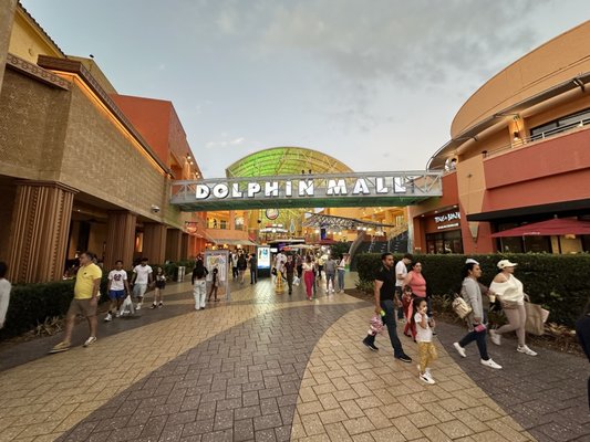 Dolphin Mall by null