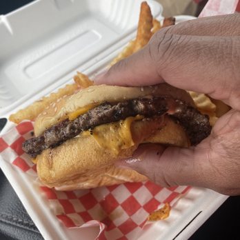 Love Eatz Smashburger - Look at this it's juicy my mouth was watering . - Food Trucks Near Me - TIGARD, Oregon Love Eatz Smashburger - Look at this it's juicy my mouth was watering . - Food Trucks Near Me - TIGARD, Oregon
