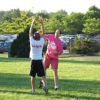 Cincinnati Ultimate Players Association CUPA - Pink player throws a hammer throw over a white team player - Amateur Sports Teams Near Me Cincinnati Ultimate Players Association CUPA - Pink player throws a hammer throw over a white team player - Amateur Sports Teams Near Me