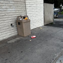 7-Eleven - Overflowing trash cans, really the dumpster is 10'feet away