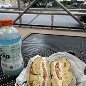 Wu and Nussbaum - Garlic bagel with cream cheese and tomato - Chinese Near Me - New York, New York Wu and Nussbaum - Garlic bagel with cream cheese and tomato - Chinese Near Me - New York, New York
