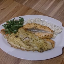 Fisch Kalter - Also das war 2 mal Lachsfilet, einmal Schollenfilet und einmal Barsch. Dazu Kartoffelsalat. Einfach nur göttlich!