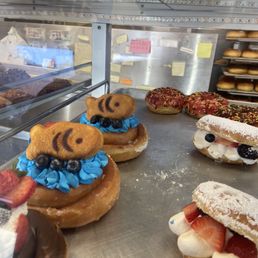 Who doesn't want a donut fish swimming in top of ANOTHER DONUT? Genius. Who doesn't want a donut fish swimming in top of ANOTHER DONUT? Genius.