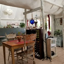 Le Papillon - Beautiful setting. Love the light fixture and fresh flowers