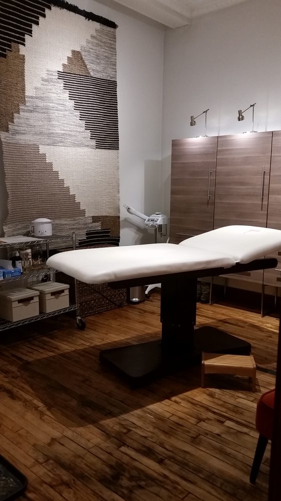 AnneMarie Hutchins Esthetician Logo