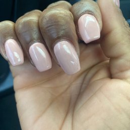 Look how the middle nails color is not even