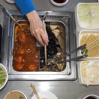 Haidilao Hotpot Flushing - 汤底：番茄&蘑菇 - Hot Pot Near Me - Flushing, New York