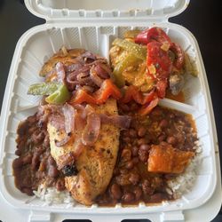 Casa Bori - Grilled chicken, spicy chicken, red beans and white rice