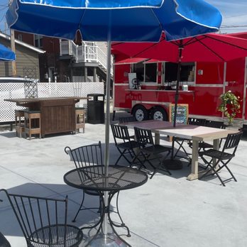 Breezy's Bistro - Bar and tables - American Near Me - Wright City , Missouri